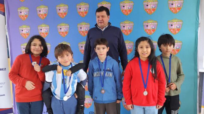 Ajedrecistas concentrados durante la tercera fecha de la Liga del Sur en Collipulli, a pesar del temporal.