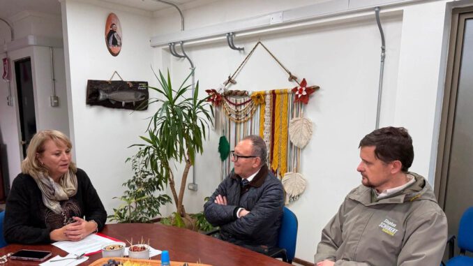El ministro José García Ruminot y el diputado Stephan Schubert en reunión de trabajo con la alcaldesa Jacqueline Romero en Pitrufquén