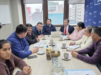 El diputado Juan Carlos Beltrán junto a autoridades y dirigentes sociales en reunión con el MOP para evaluar la Ruta R-400
