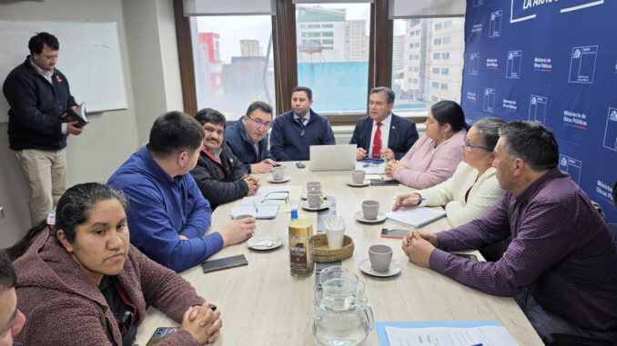 El diputado Juan Carlos Beltrán junto a autoridades y dirigentes sociales en reunión con el MOP para evaluar la Ruta R-400