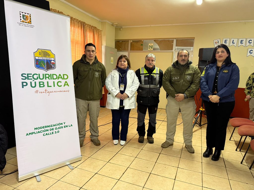 Alcaldesa y autoridades municipales junto a estudiantes en charla preventiva sobre riesgos digitales y drogas en liceo de Pitrufquén