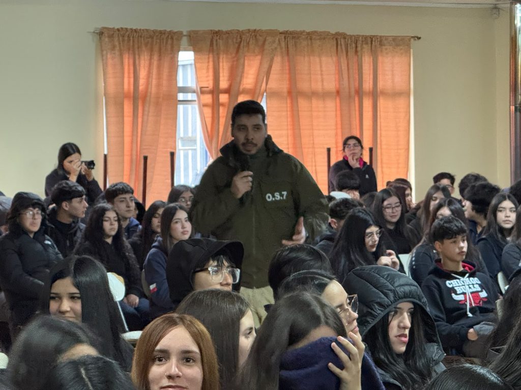 Alcaldesa y autoridades municipales junto a estudiantes en charla preventiva sobre riesgos digitales y drogas en liceo de Pitrufquén