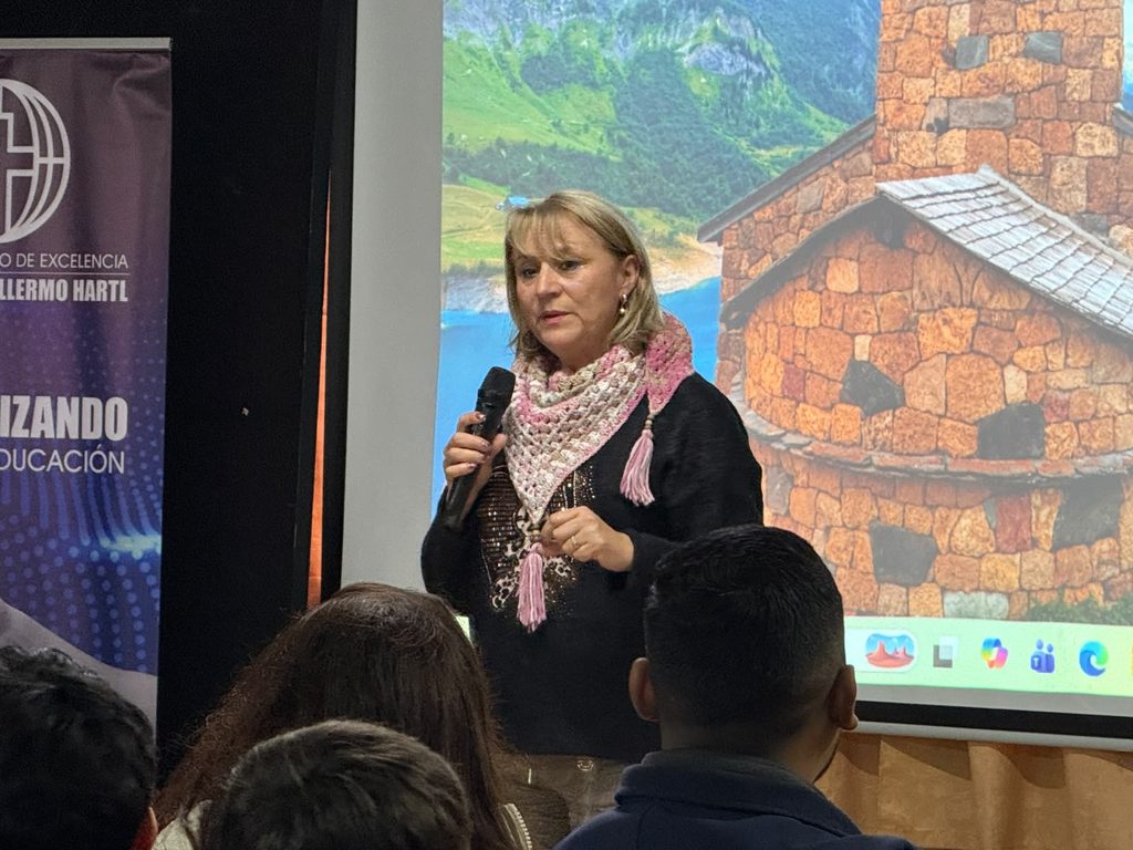 Alcaldesa y autoridades municipales junto a estudiantes en charla preventiva sobre riesgos digitales y drogas en liceo de Pitrufquén