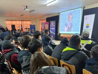 Alcaldesa y autoridades municipales junto a estudiantes en charla preventiva sobre riesgos digitales y drogas en liceo de Pitrufquén