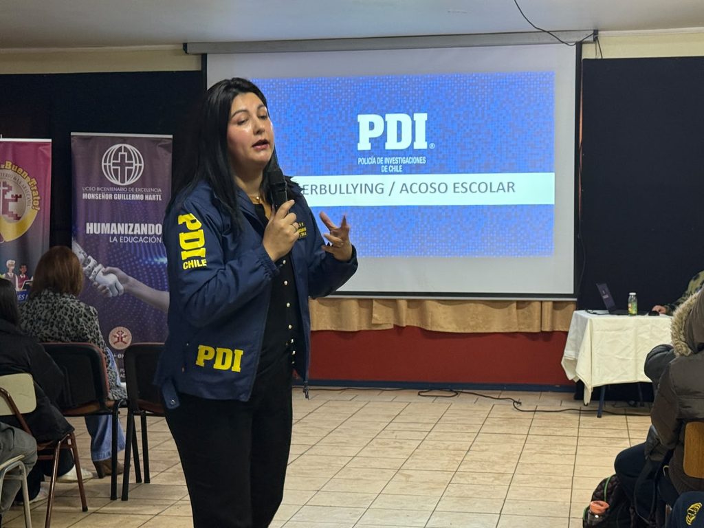 Alcaldesa y autoridades municipales junto a estudiantes en charla preventiva sobre riesgos digitales y drogas en liceo de Pitrufquén