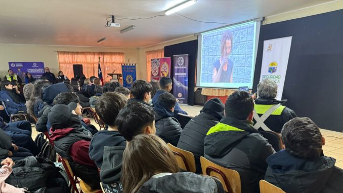 Alcaldesa y autoridades municipales junto a estudiantes en charla preventiva sobre riesgos digitales y drogas en liceo de Pitrufquén