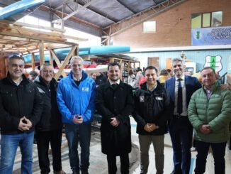 Autoridades y dirigentes deportivos reunidos para planificar el nuevo recinto del Club de Canoa y Kayak de Nueva Imperial