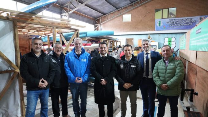 Autoridades y dirigentes deportivos reunidos para planificar el nuevo recinto del Club de Canoa y Kayak de Nueva Imperial