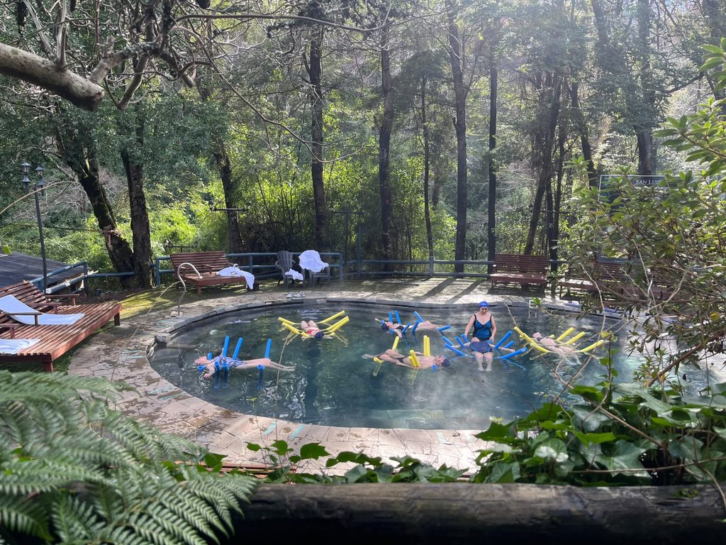 Visitantes disfrutando de las aguas termales en los parques de Pucón durante el invierno