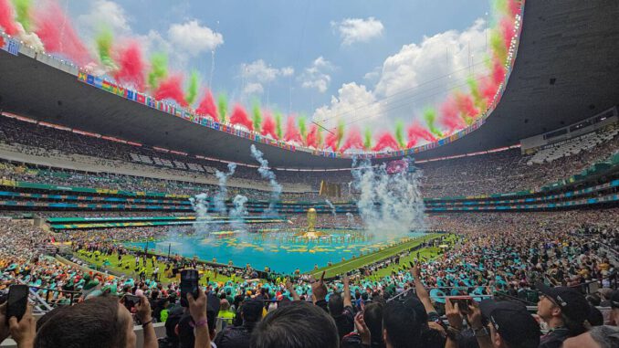 Aficionados viendo la final del Mundial 2026 en redes sociales con debate intenso