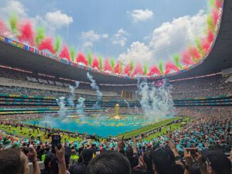 Aficionados viendo una pantalla gigante durante la final del Mundial 2026 en un ambiente digital
