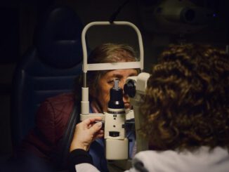 Personal médico atendiendo pacientes en operativo de salud en hospital de La Araucanía