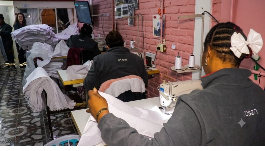 Autoridades junto a internas durante la firma del convenio de colaboración en el Centro Penitenciario Femenino de Temuco