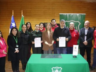 Autoridades junto a internas durante la firma del convenio de colaboración en el Centro Penitenciario Femenino de Temuco