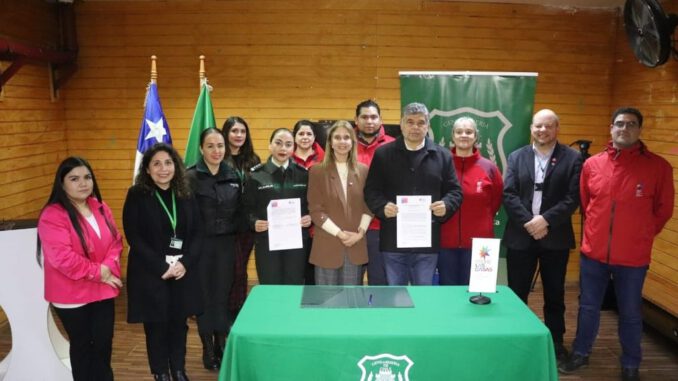 Autoridades junto a internas durante la firma del convenio de colaboración en el Centro Penitenciario Femenino de Temuco
