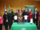 Autoridades junto a internas durante la firma del convenio de colaboración en el Centro Penitenciario Femenino de Temuco