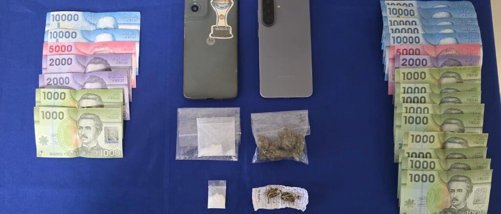 Detectives de la PDI realizando operativo contra el microtráfico en la Plaza Teodoro Schmidt de Temuco.