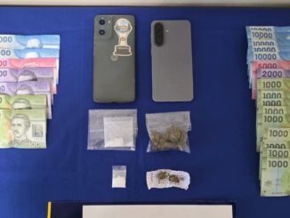 Detectives de la PDI realizando operativo contra el microtráfico en la Plaza Teodoro Schmidt de Temuco.
