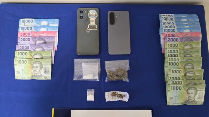 Detectives de la PDI realizando operativo contra el microtráfico en la Plaza Teodoro Schmidt de Temuco.