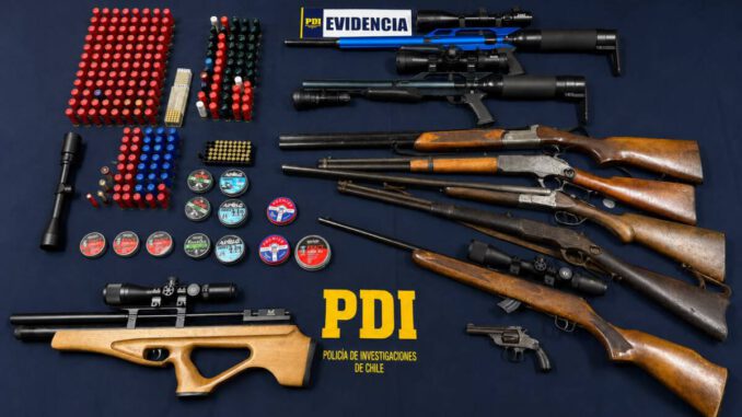 Arsenal de armas y municiones incautado por la PDI en un predio rural de Los Sauces.