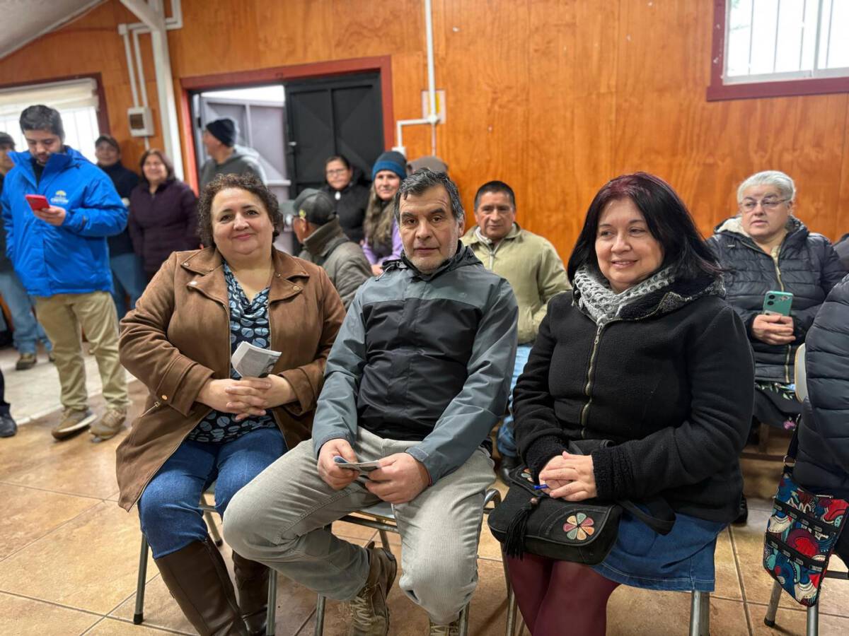 Funcionarios públicos atendiendo a vecinos en una jornada de Gobierno en Terreno en Selva Oscura