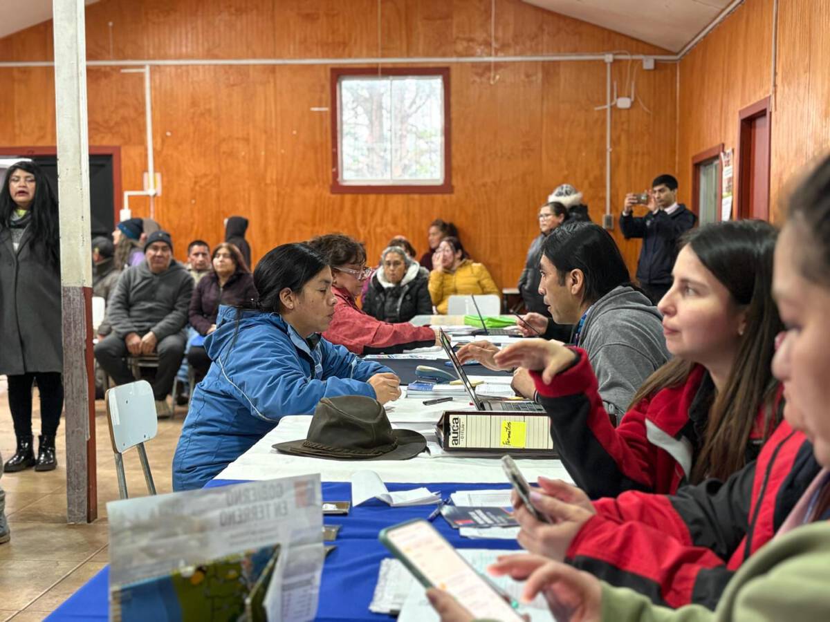 Funcionarios públicos atendiendo a vecinos en una jornada de Gobierno en Terreno en Selva Oscura