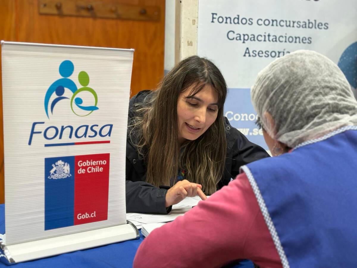 Funcionarios públicos atendiendo a vecinos en una jornada de Gobierno en Terreno en Selva Oscura