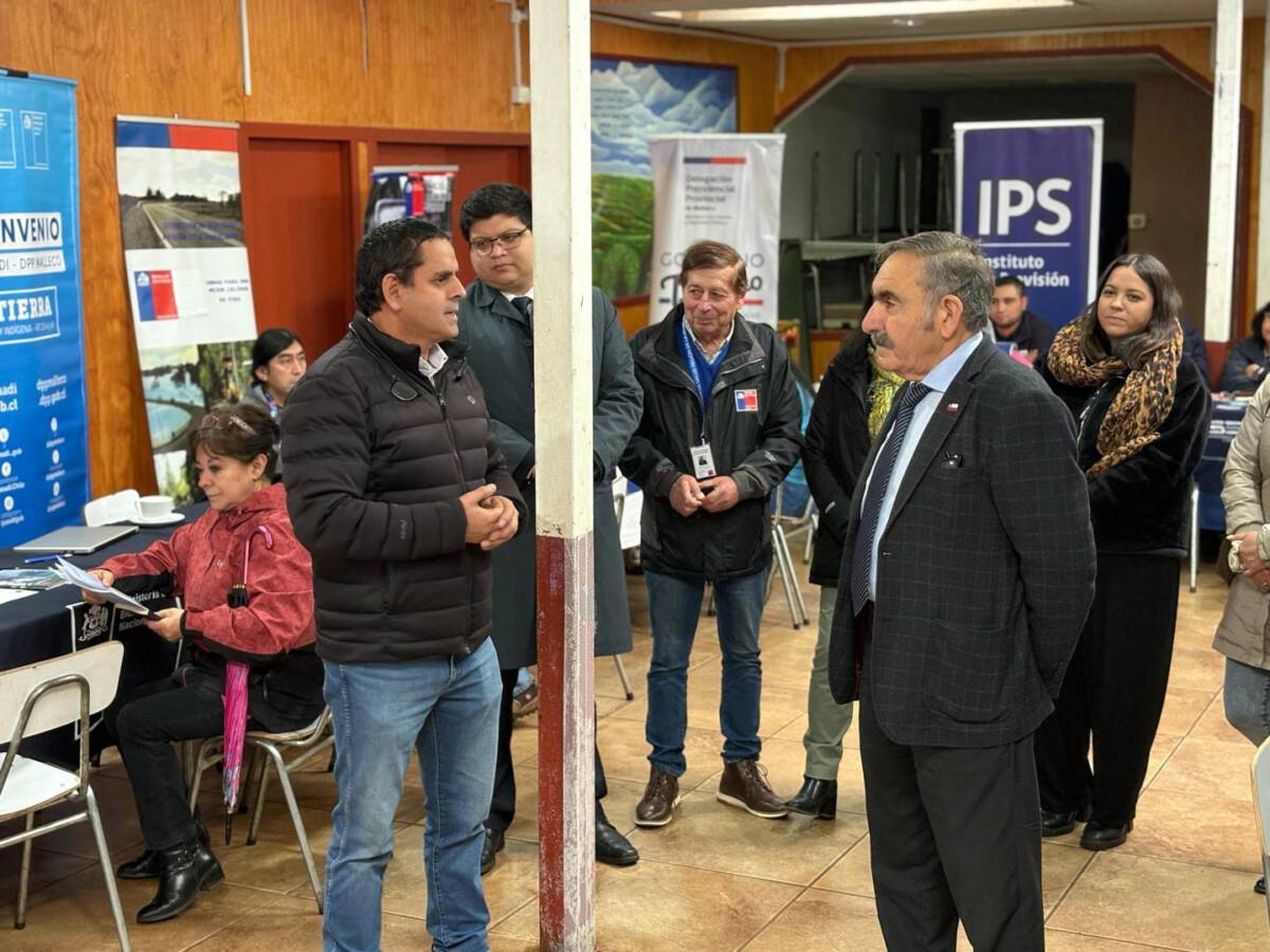 Funcionarios públicos atendiendo a vecinos en una jornada de Gobierno en Terreno en Selva Oscura