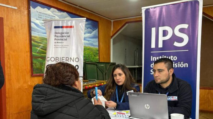Funcionarios públicos atendiendo a vecinos en una jornada de Gobierno en Terreno en Selva Oscura