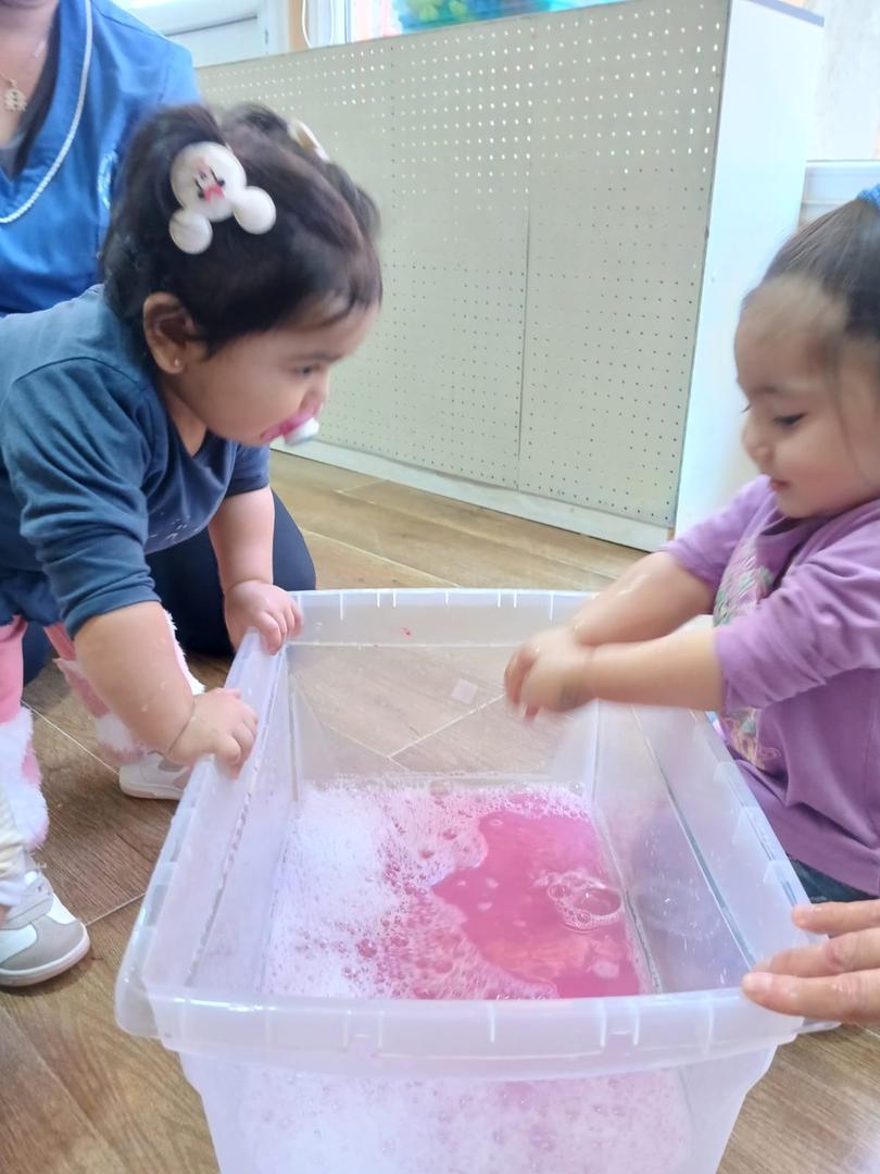 Niños y niñas participando en actividades pedagógicas lúdicas en la Sala Cuna Las Araucanas de Villarrica