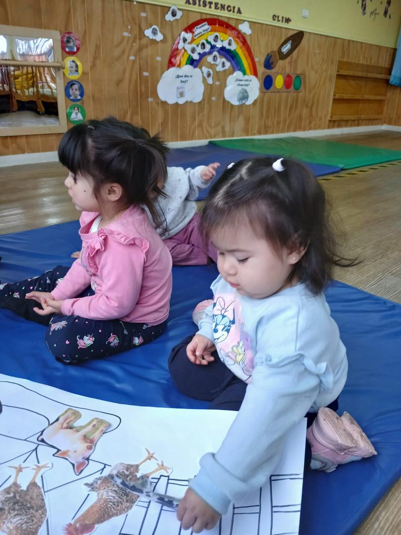 Niños y niñas participando en actividades pedagógicas lúdicas en la Sala Cuna Las Araucanas de Villarrica