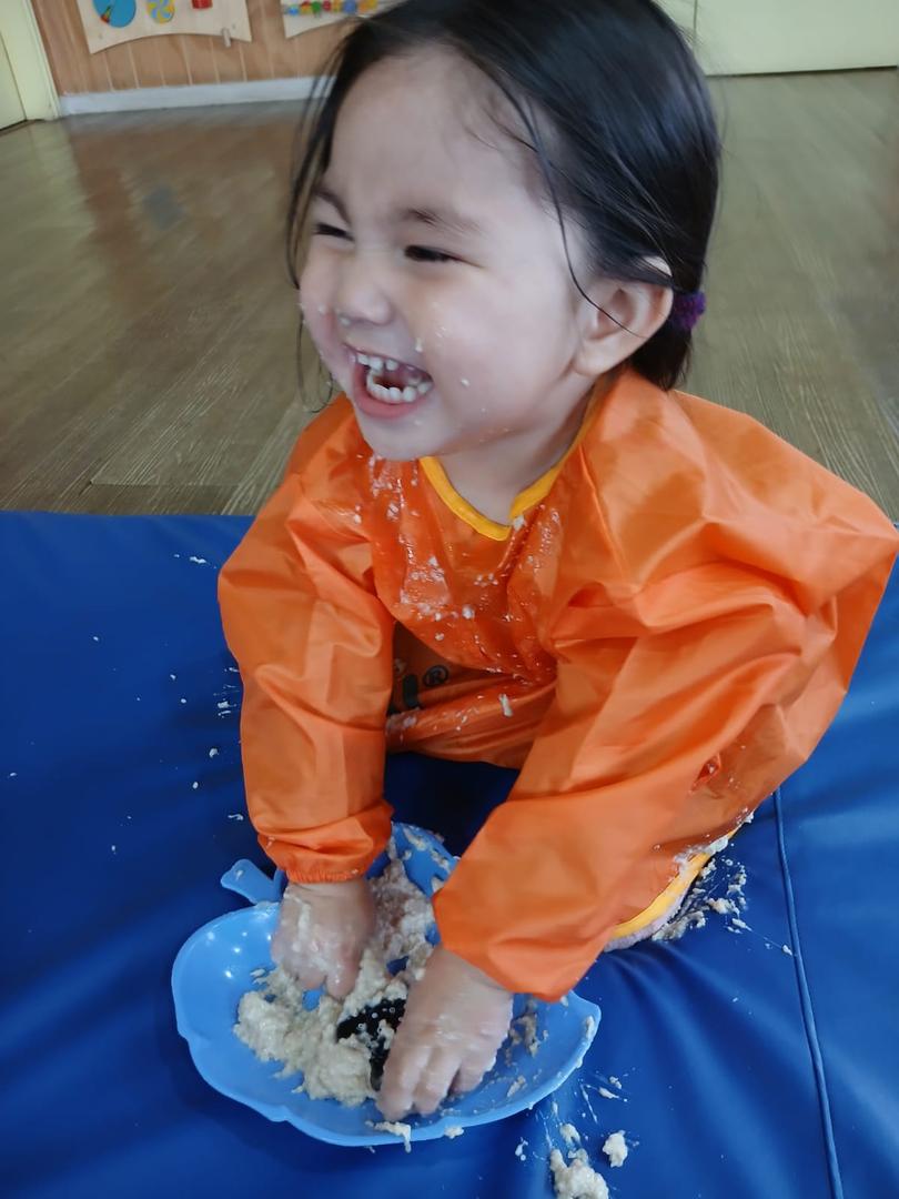 Niños y niñas participando en actividades pedagógicas lúdicas en la Sala Cuna Las Araucanas de Villarrica