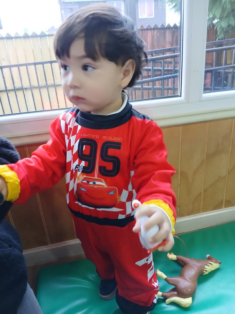 Niños y niñas participando en actividades pedagógicas lúdicas en la Sala Cuna Las Araucanas de Villarrica
