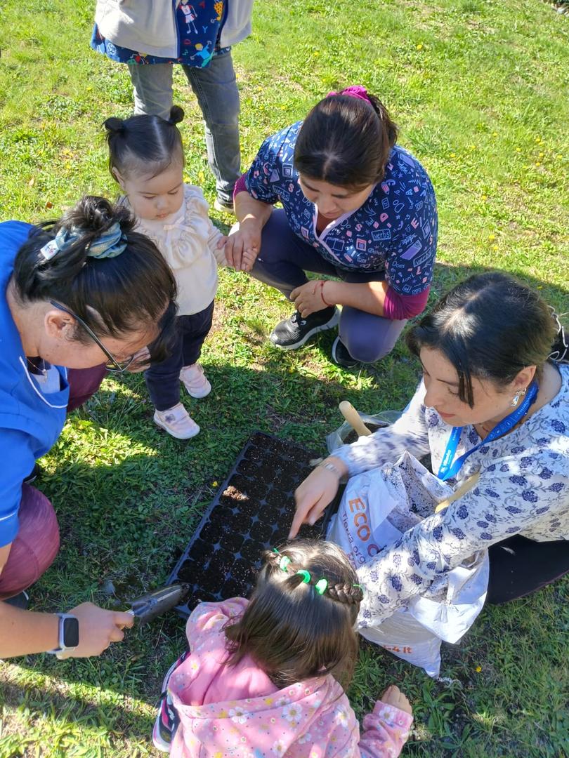 Niños y niñas participando en actividades pedagógicas lúdicas en la Sala Cuna Las Araucanas de Villarrica