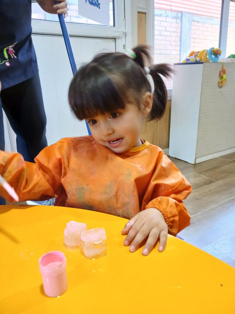 Niños y niñas participando en actividades pedagógicas lúdicas en la Sala Cuna Las Araucanas de Villarrica