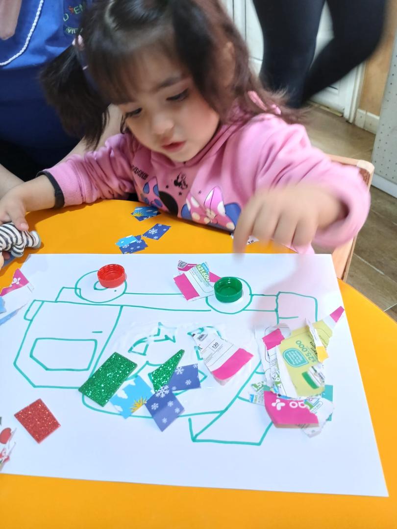 Niños y niñas participando en actividades pedagógicas lúdicas en la Sala Cuna Las Araucanas de Villarrica