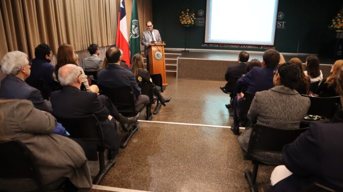 Especialistas en el seminario de orientadores Mentes que Transforman en Santo Tomás Temuco