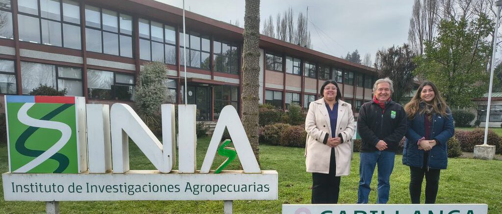 La seremi de Ciencia Saray Salazar recorriendo los laboratorios de investigación y tecnología en INIA Carillanca
