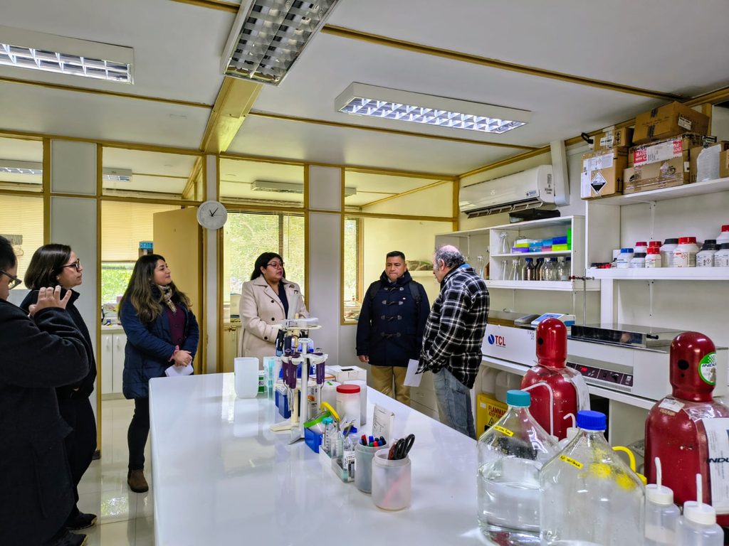 La seremi de Ciencia Saray Salazar recorriendo los laboratorios de investigación y tecnología en INIA Carillanca