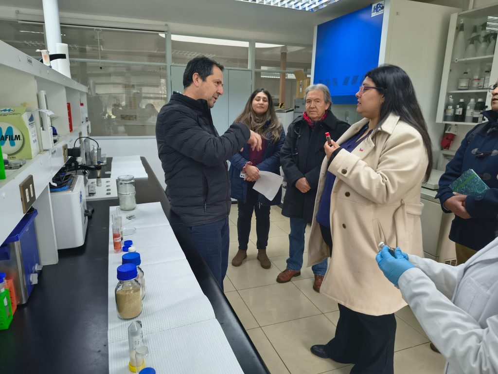 La seremi de Ciencia Saray Salazar recorriendo los laboratorios de investigación y tecnología en INIA Carillanca