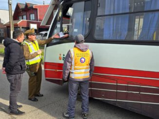 Autoridades realizando fiscalización de vehículos en las calles de Temuco junto a Carabineros de Chile