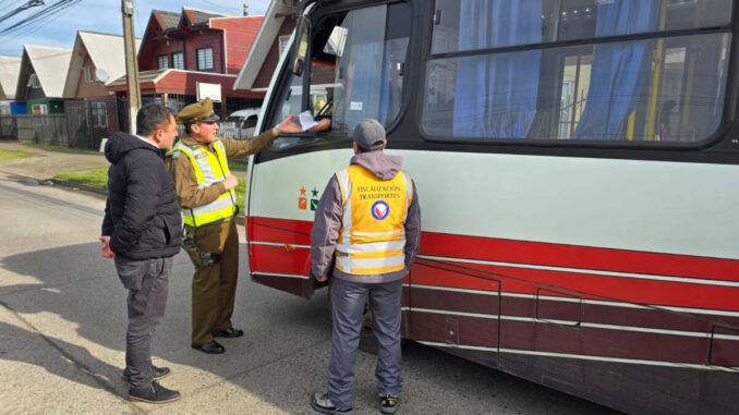 Autoridades realizando fiscalización de vehículos en las calles de Temuco junto a Carabineros de Chile