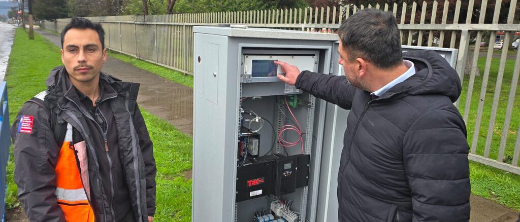 Funcionarios del Ministerio de Transportes supervisando el nuevo sistema de semaforización en la Avenida Pablo Neruda de Temuco.