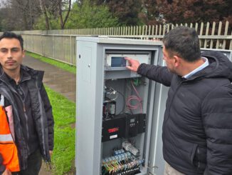 Funcionarios del Ministerio de Transportes supervisando el nuevo sistema de semaforización en la Avenida Pablo Neruda de Temuco.