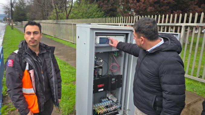 Funcionarios del Ministerio de Transportes supervisando el nuevo sistema de semaforización en la Avenida Pablo Neruda de Temuco.