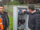 Funcionarios del Ministerio de Transportes supervisando el nuevo sistema de semaforización en la Avenida Pablo Neruda de Temuco.