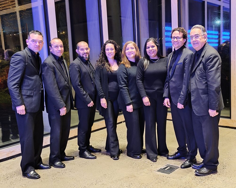 Musicos chilenos y venezolanos durante un concierto solidario en el Teatro Municipal de Temuco