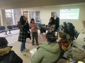Instructora de lengua de señas impartiendo taller inclusivo a ciudadanos en Temuco