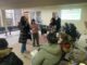 Instructora de lengua de señas impartiendo taller inclusivo a ciudadanos en Temuco