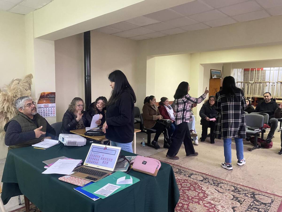 Instructora de lengua de señas impartiendo taller inclusivo a ciudadanos en Temuco